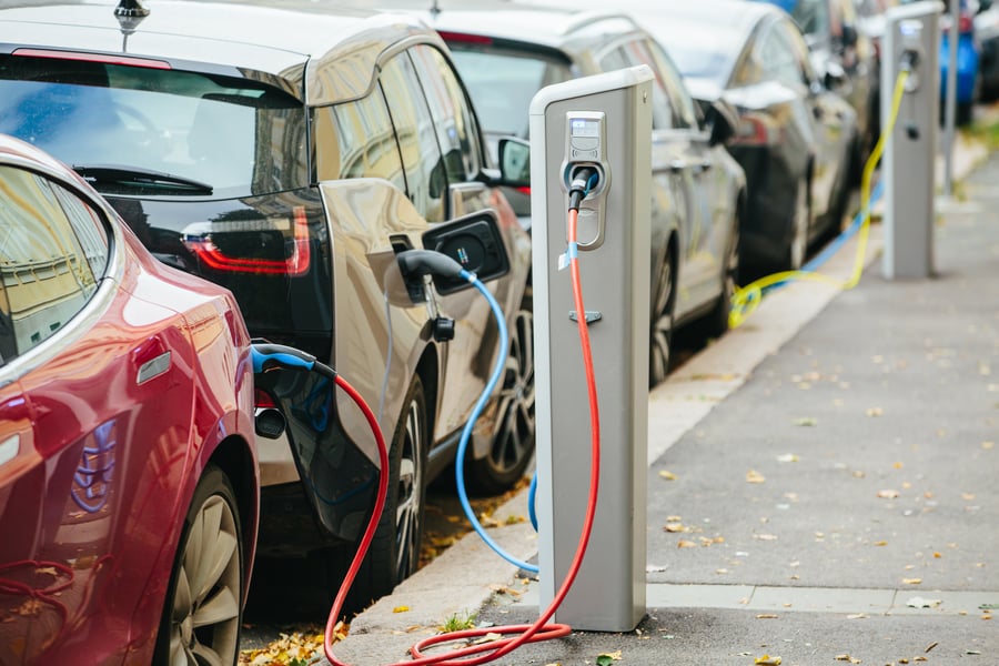 Als er nieuw klimaatbeleid wordt aangenomen, zijn het vaak de autofabrikanten en hun toeleveranciers die het meest te maken krijgen met cashflowproblemen, niet de detailhandel.